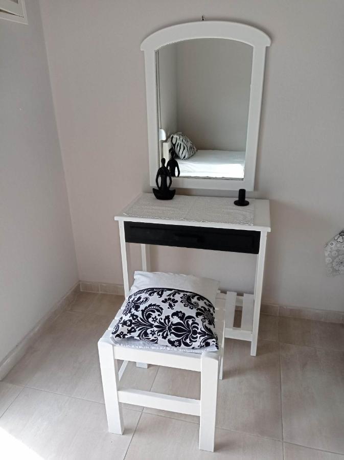 Victoria's Blue Apartment Siviri